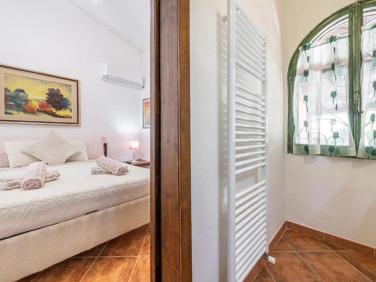 Guest House Villa Verde - Short Term Room Rentals Torre delle Stelle Italien